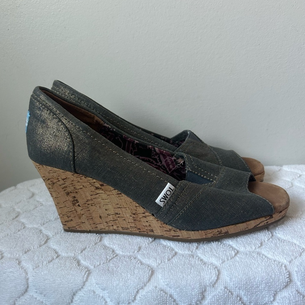 Toms Womens Shiny Denim Wedge Peep Toe Espadrille Sandals Cork Heel Size 8.5 - Picture 2 of 11